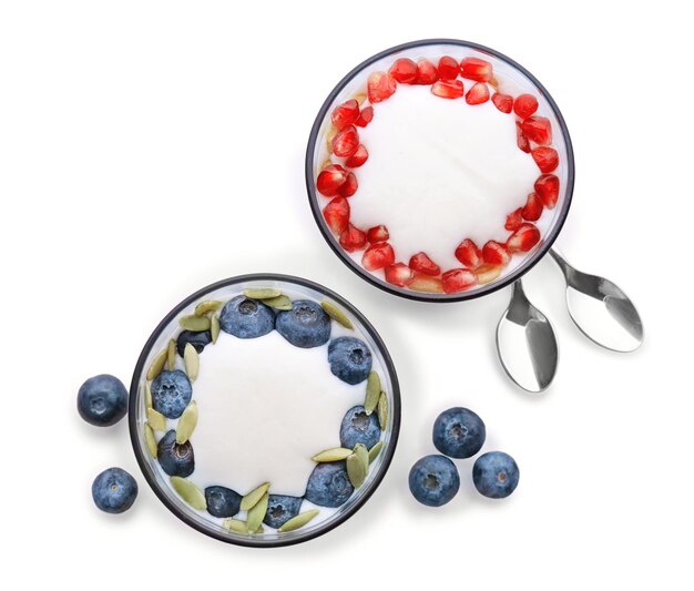 Deser na talerzu z jagodami